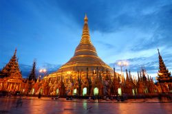 Visit Shwedagon Pagoda (Yangon) - Yangon to Inle Lake journey