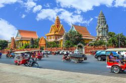phnom penh road with the pagoda for mekong and angkor wat holidays