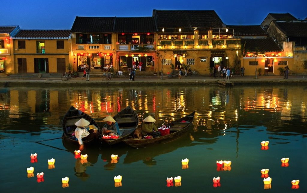 Floating candles on Thu Bon river (Hoi An) - Vietnam Nature Tour with Hanoi Voyages