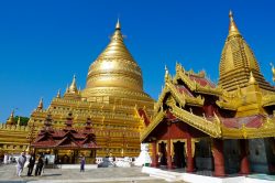 Shwezigon Pagoda (Bagan) - Myanmar tour of splendours