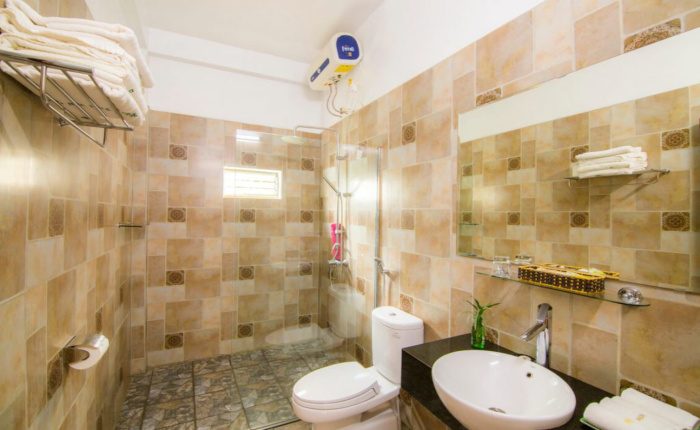 bathroom in lake house resort in phong nha