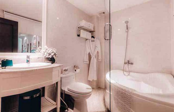 Alagon City Hotel Elegant Suite Bathroom with a bathub