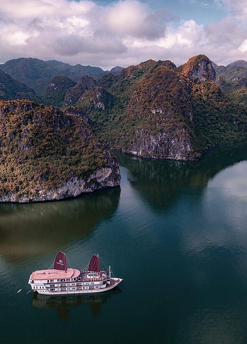 Explore the breathtaking Halong Bay on an unforgettable cruise
