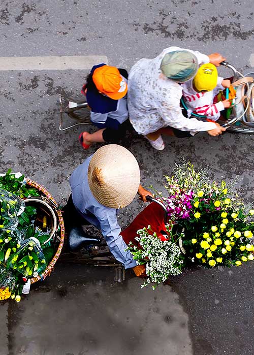 The captivating beauty of Hanoi's street vendors
