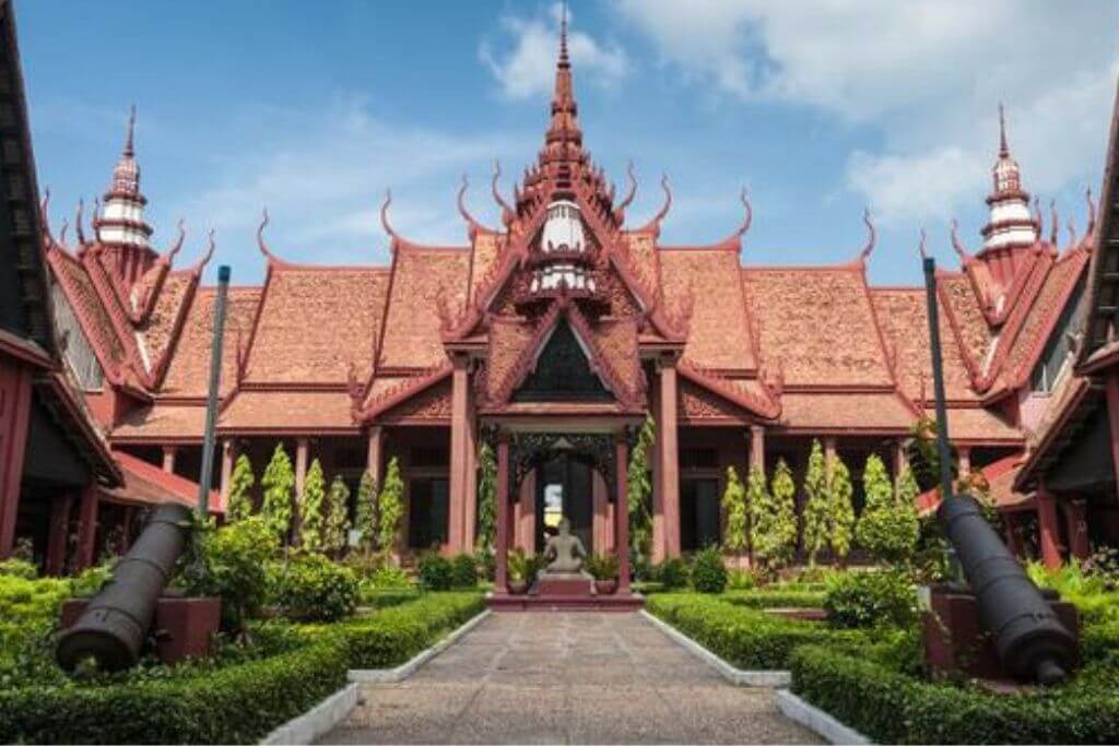 The Angkor National Museum didactically tells the story of the Khmer civilization. Unique in the world, its thousand-Buddha gallery begs to be visited