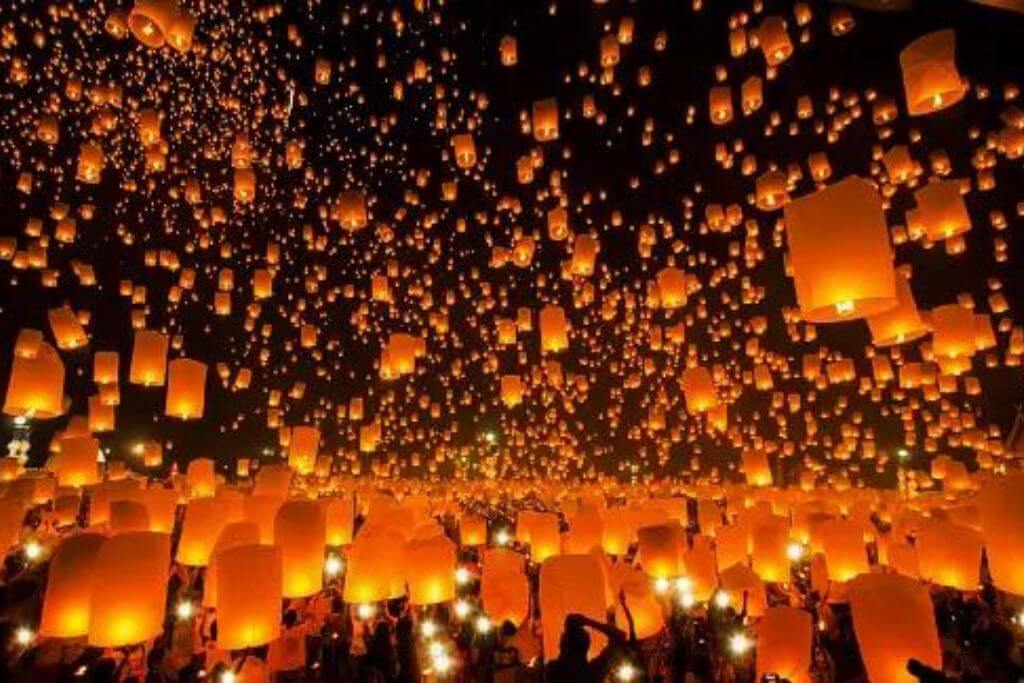 sky floating lanterns in Chiang Mai